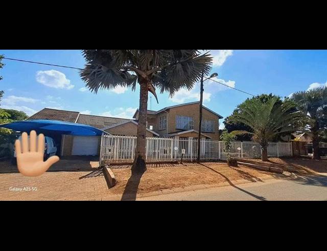 6 BEDROOM HOUSE FOR SALE IN SHAYANDIMA